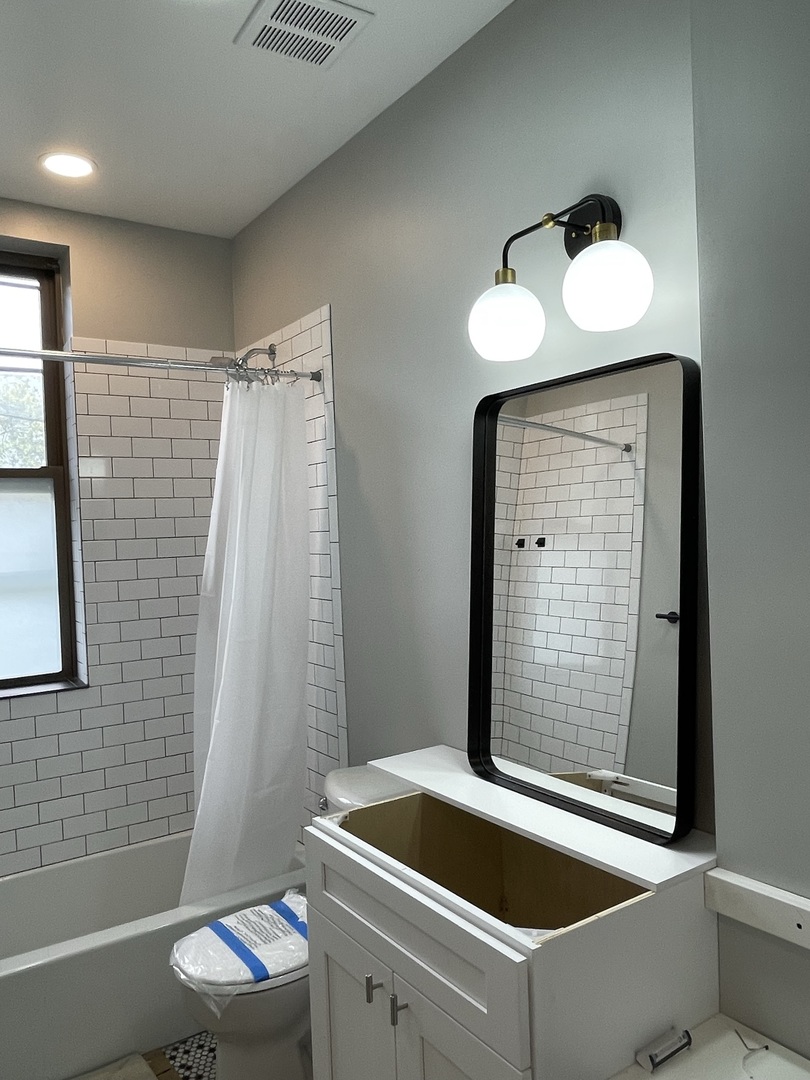 4032 North Wolcott Avenue, Unit 2R Chicago, IL 60613 - Photo 7 of 10 a room with furniture and a window