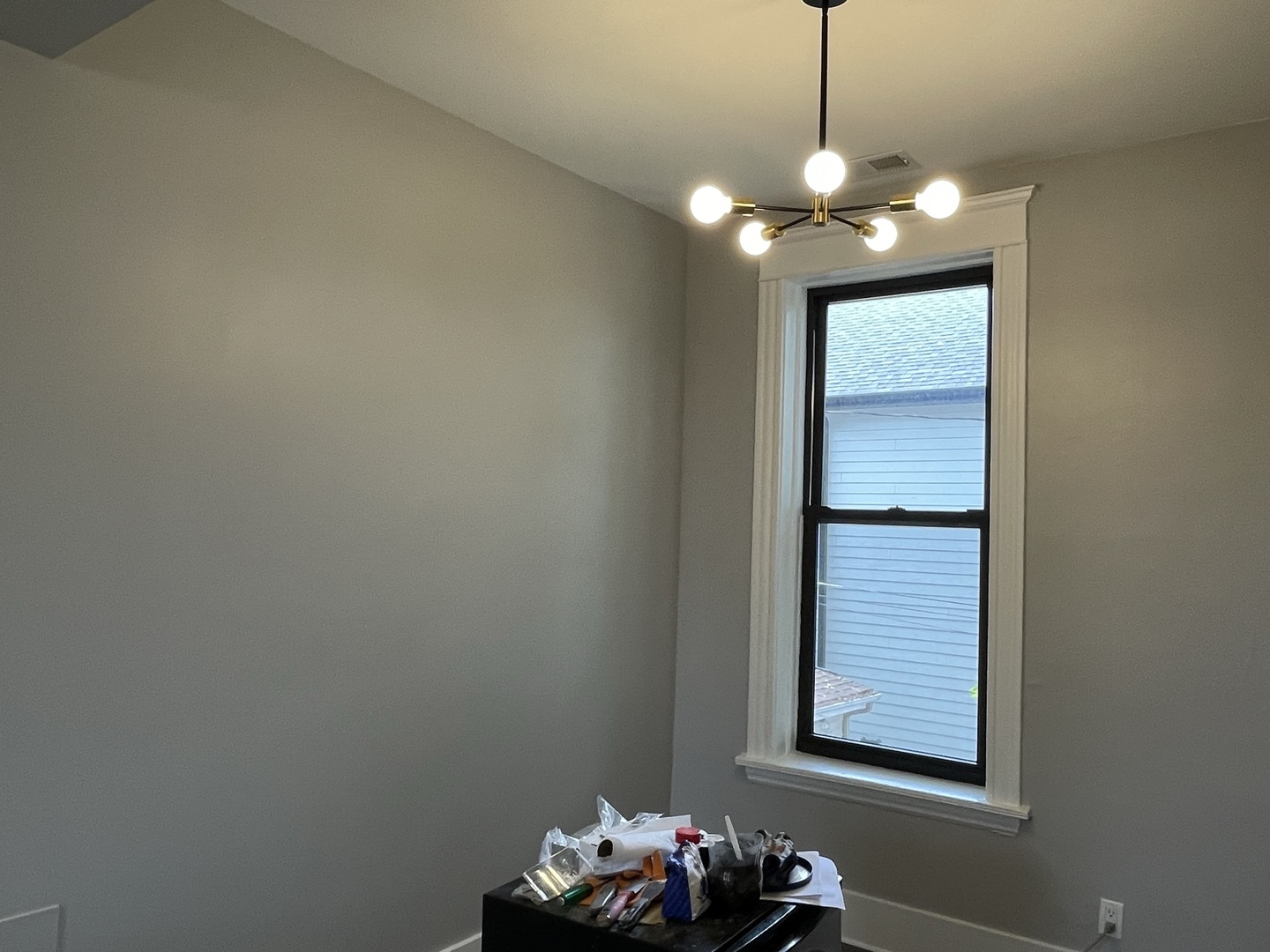 4032 North Wolcott Avenue, Unit 2R Chicago, IL 60613 - Photo 9 of 10 a view of a livingroom with a window