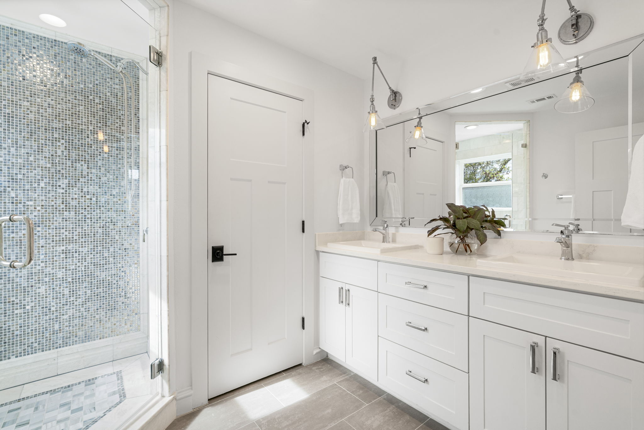 605 Harris Avenue Austin, TX 78705 - Photo 20 of 34
Double vanities, quartz countertops, and warm sconce lighting make the primary bath feel calm, bright, and genuinely indulgent.