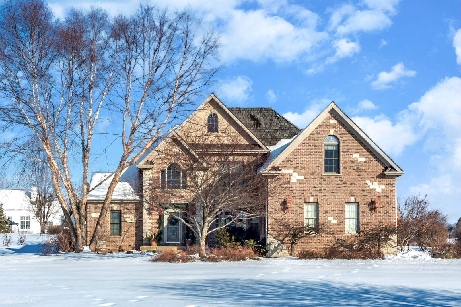 a view of a house with a yard