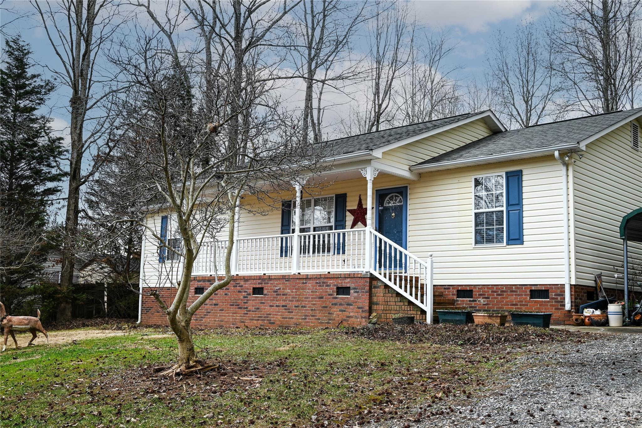 a view of a house with a yard
