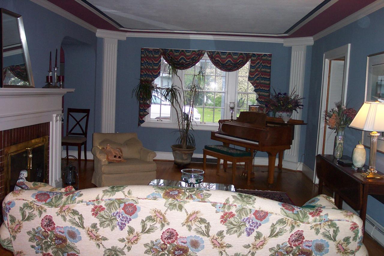 1021 Clearfield Road Southwest Roanoke, VA 24015 - Photo 6 of 14 LIVING ROOM VIEW