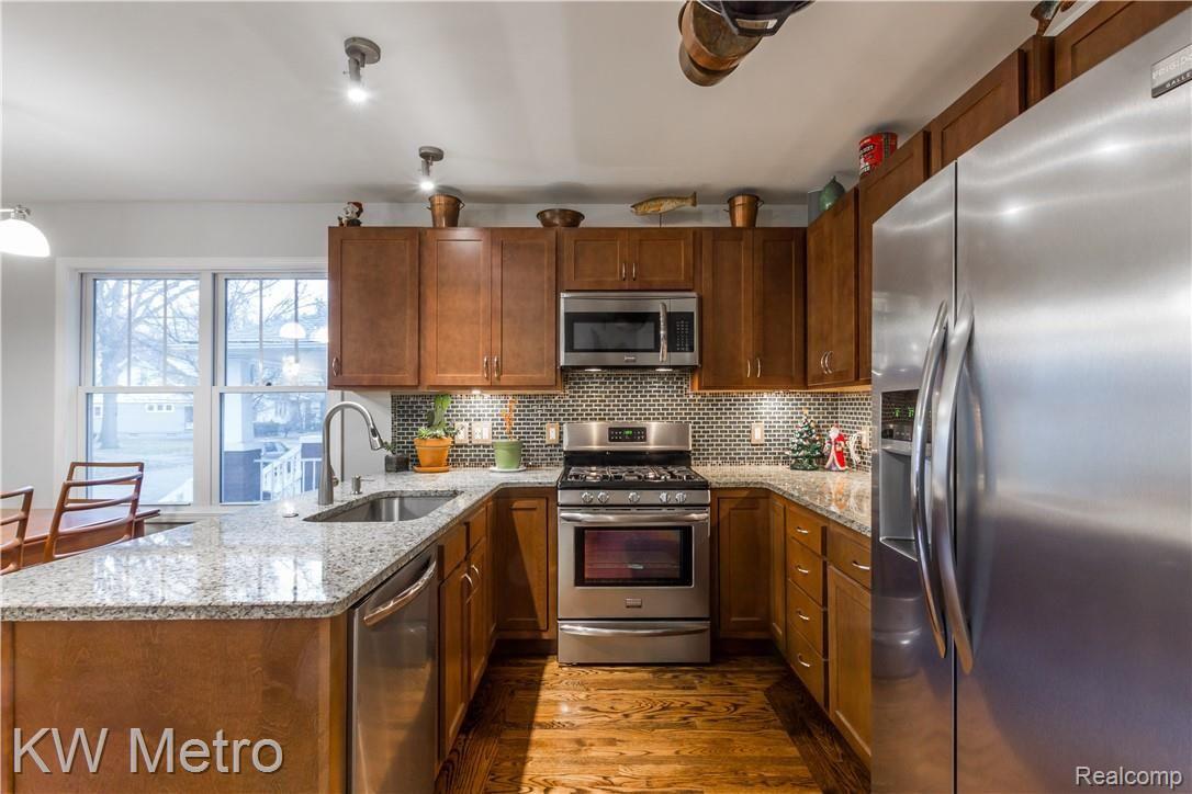 323 Stratford Road Ferndale, MI 48220 - Photo 5 of 25 323 Stratford St-12.jpg