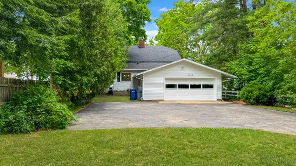 $669,900 | 1576 South Lake Mitchell Drive, Cadillac, MI 49601