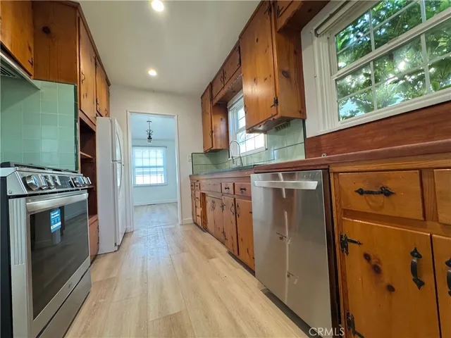 $3,595 | 22051 Vanowen Street, Canoga Park, CA 91303