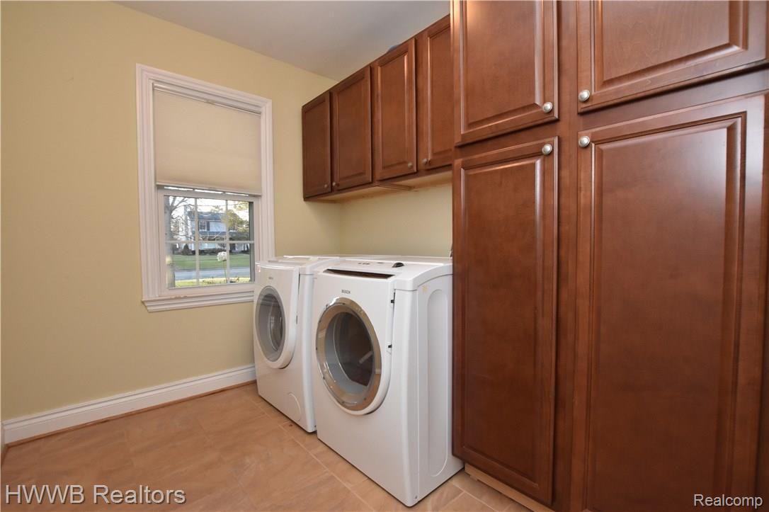 565 South Cranbrook Road Birmingham, MI 48009 - Photo 15 of 31 Great entry level laundry room.