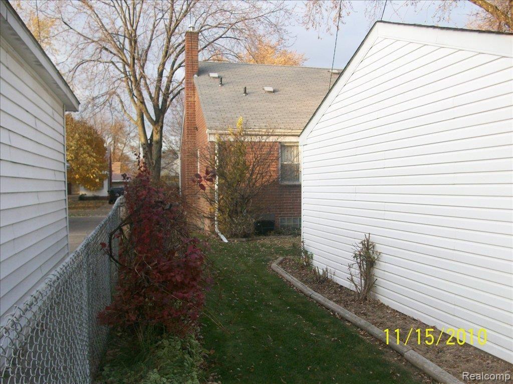 13415 Rosedale Street Southgate, MI 48195 - Photo 5 of 8 REAR YARD