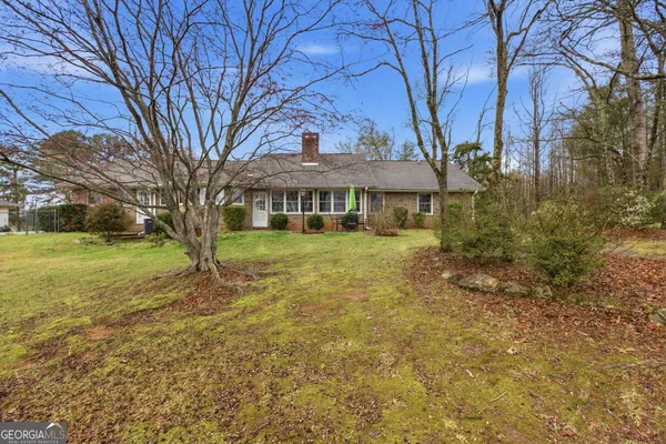 a view of a house with a yard
