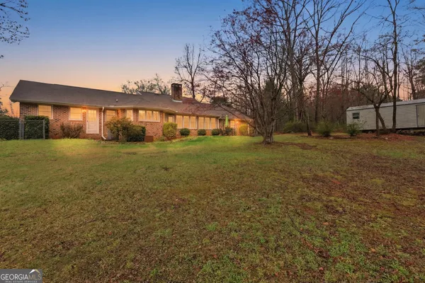 a view of a house with a yard