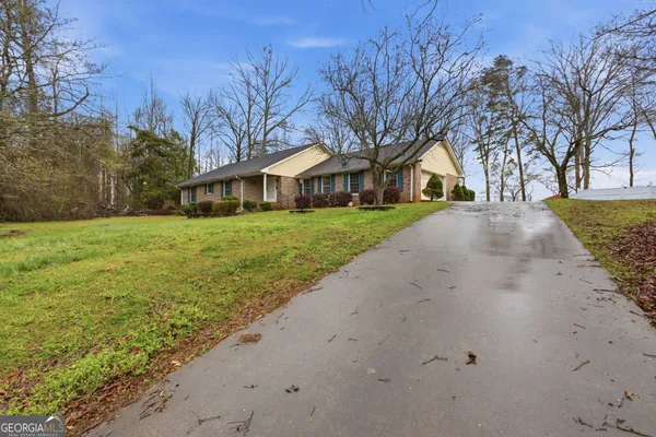 a view of a yard with a house