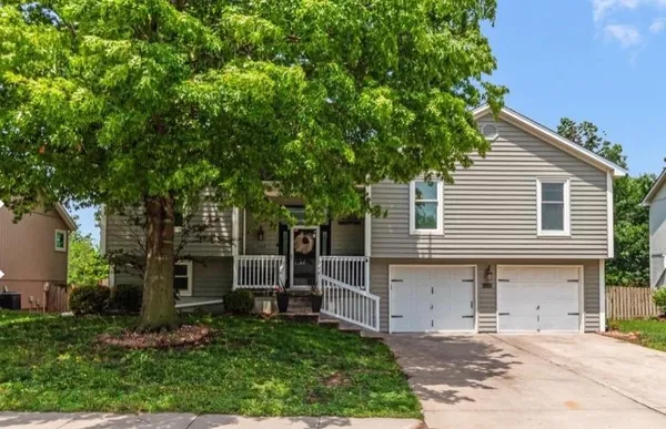 $345,000 | 1004 Southeast 10 Street, Lee's Summit, MO 64081