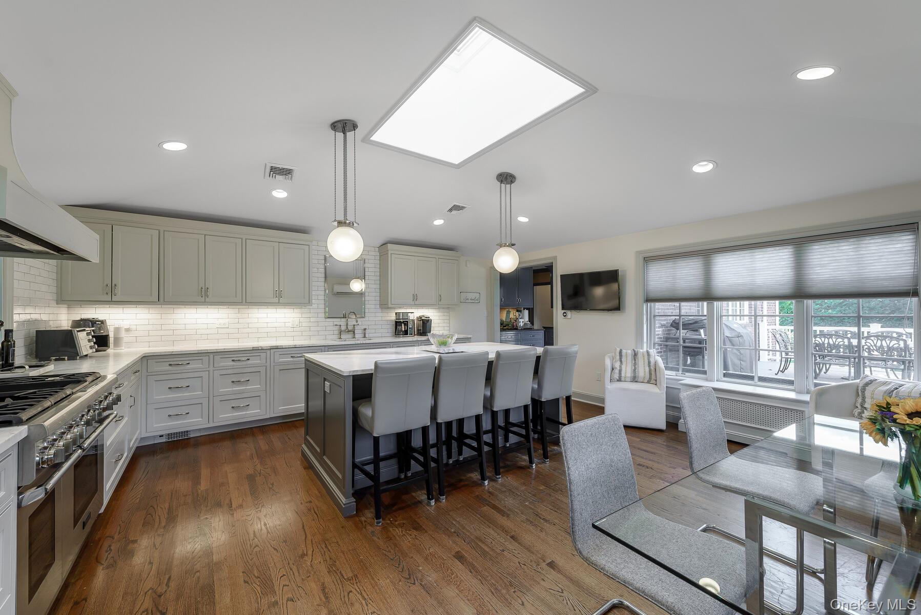 47 Whistler Road Manhasset, NY 11030 - Photo 9 of 31