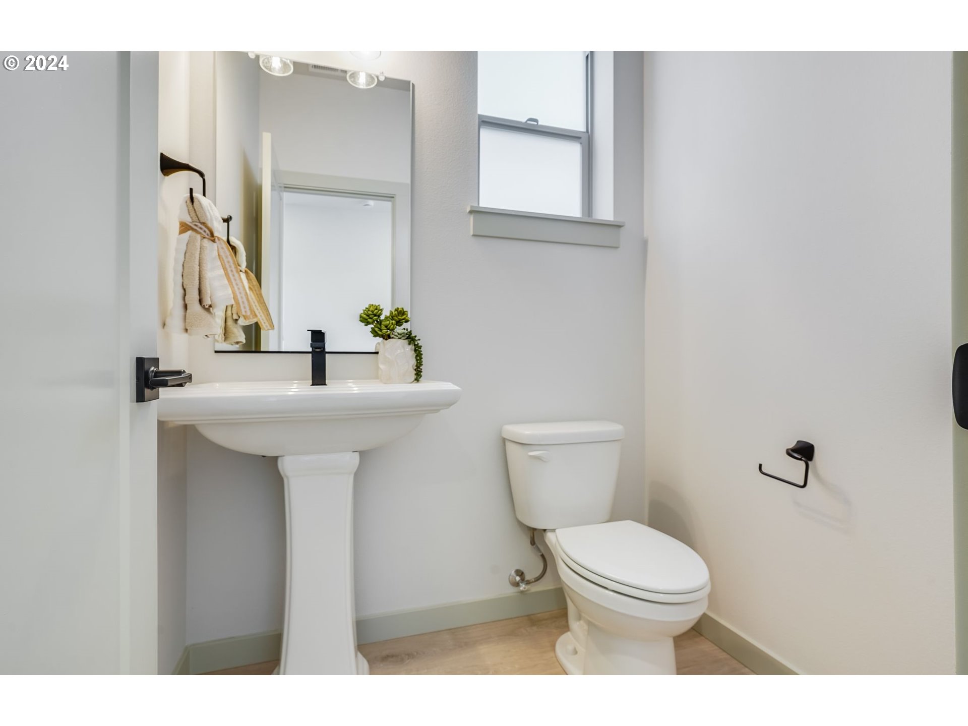 715 Northwest 174th Street Ridgefield, WA 98642 - Photo 9 of 20 a bathroom with a sink toilet and mirror