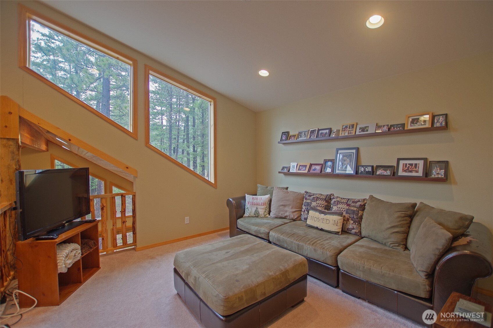 140 Evergreen Valley Loop Road Ronald, WA 98940 - Photo 24 of 37 a living room with furniture and a flat screen tv