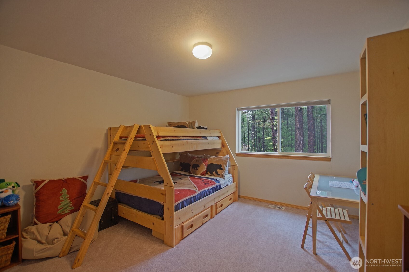 140 Evergreen Valley Loop Road Ronald, WA 98940 - Photo 28 of 37 a bedroom with a bed and a window