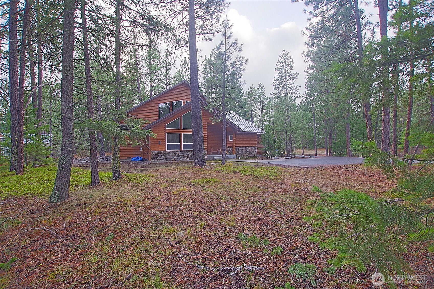 140 Evergreen Valley Loop Road Ronald, WA 98940 - Photo 32 of 37 a backyard of a house with table and chairs