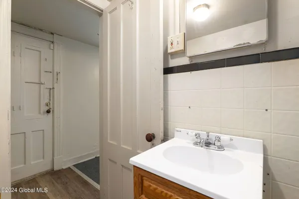 $1,100 | 359 Washington Avenue, Unit BSMT, Albany, NY 12206