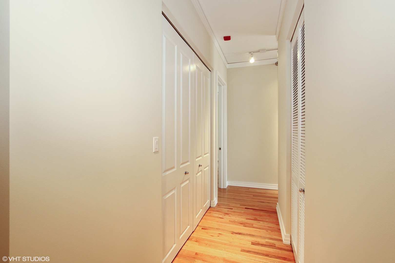 170 West Polk Street, Unit 904 Chicago, IL 60605 - Photo 2 of 10 a view of a hallway