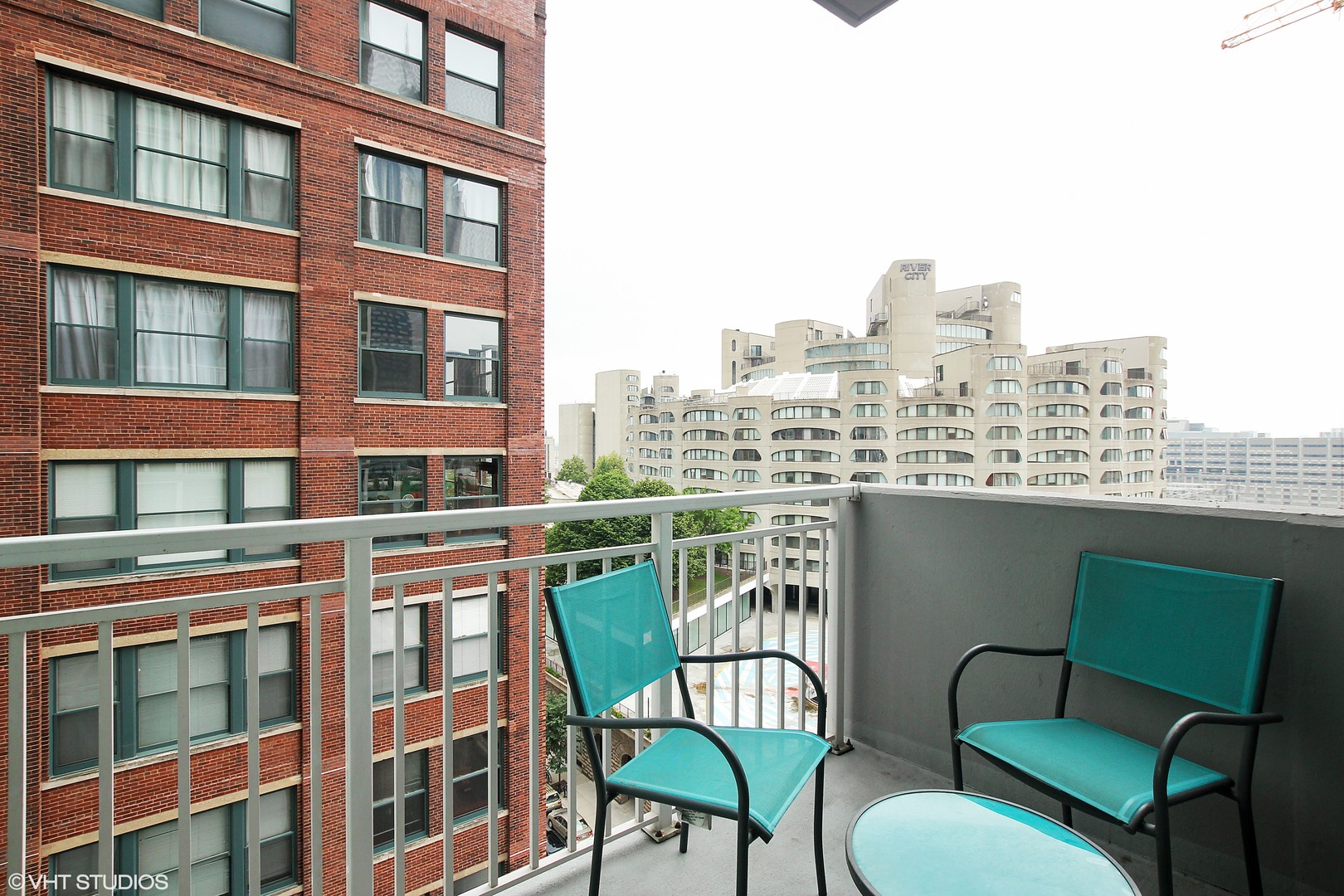 170 West Polk Street, Unit 904 Chicago, IL 60605 - Photo 10 of 10 a view of a chairs and table in the balcony