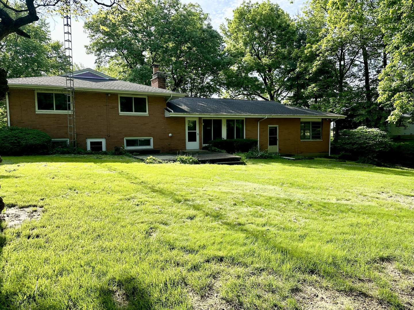 1453 North 2401st Road Ottawa, IL 61350 - Photo 25 of 26 a backyard of a house with yard and garage