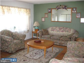 995 Coronet Road Warminster, PA 18974 - Photo 2 of 12 Living Room