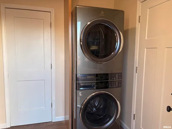 a close up view of a washer and dryer