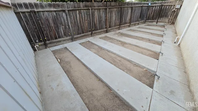 a view of a house with backyard