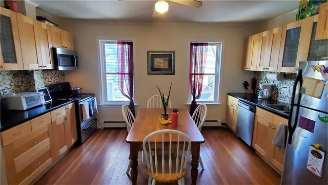 $2,400 | 11 Hammond Street, Unit 2, Newport, RI 02840