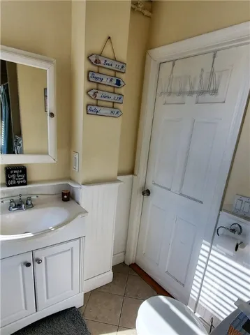 $2,400 | 11 Hammond Street, Unit 2, Newport, RI 02840