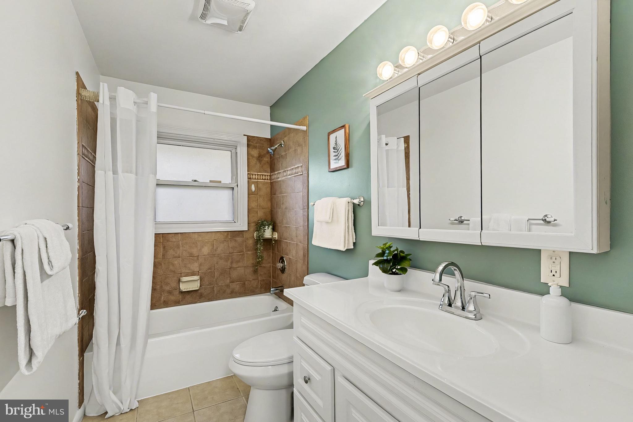 2309 Perry Avenue Edgewood, MD 21040 - Photo 11 of 25 a bathroom with a sink a toilet and bathtub