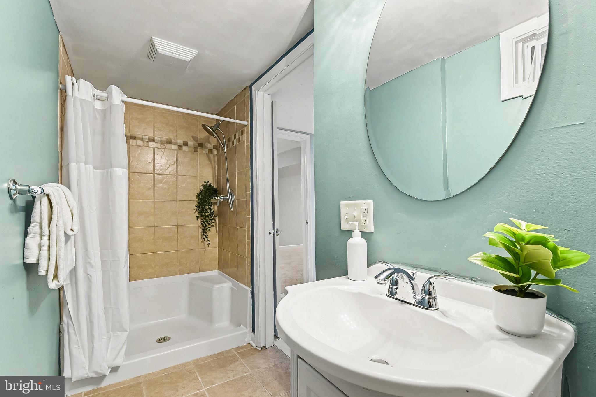2309 Perry Avenue Edgewood, MD 21040 - Photo 21 of 25 a bathroom with a sink tub and a mirror