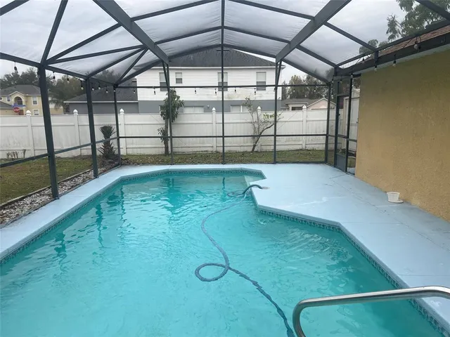 a view of a backyard