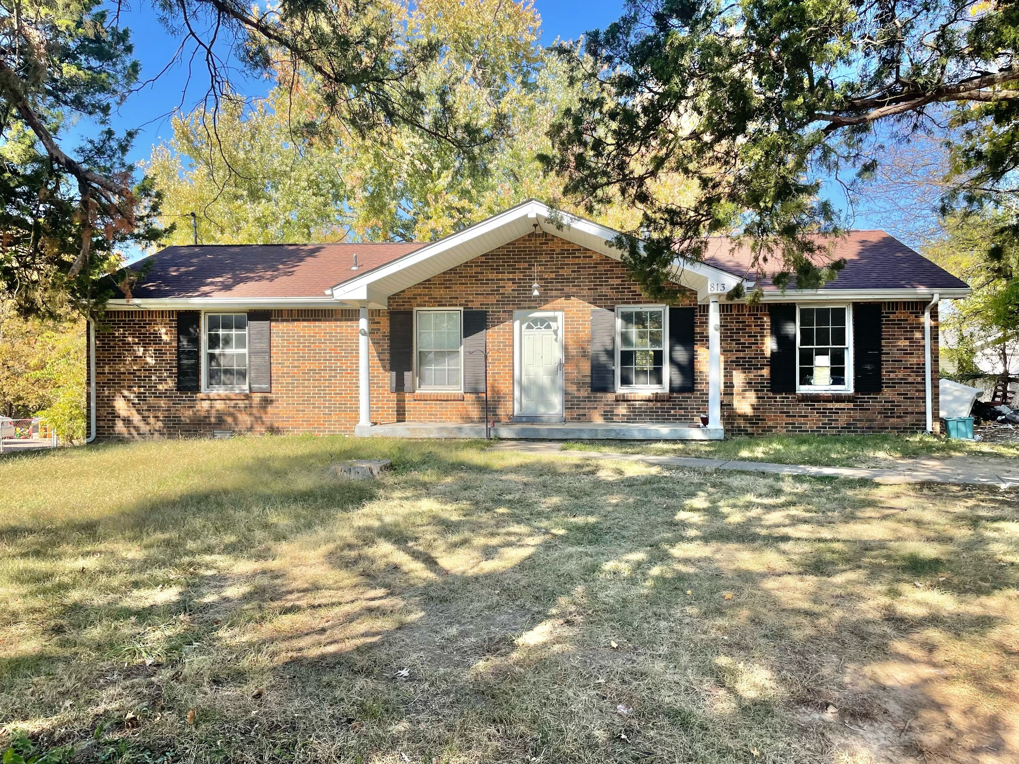 813 Ringgold Road Clarksville, TN 37042 - Photo 3 of 4 a front view of a house with a garden