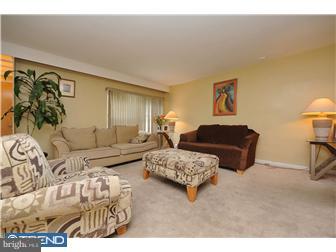 2706 East Country Club Road Philadelphia, PA 19131 - Photo 6 of 12 Living Room