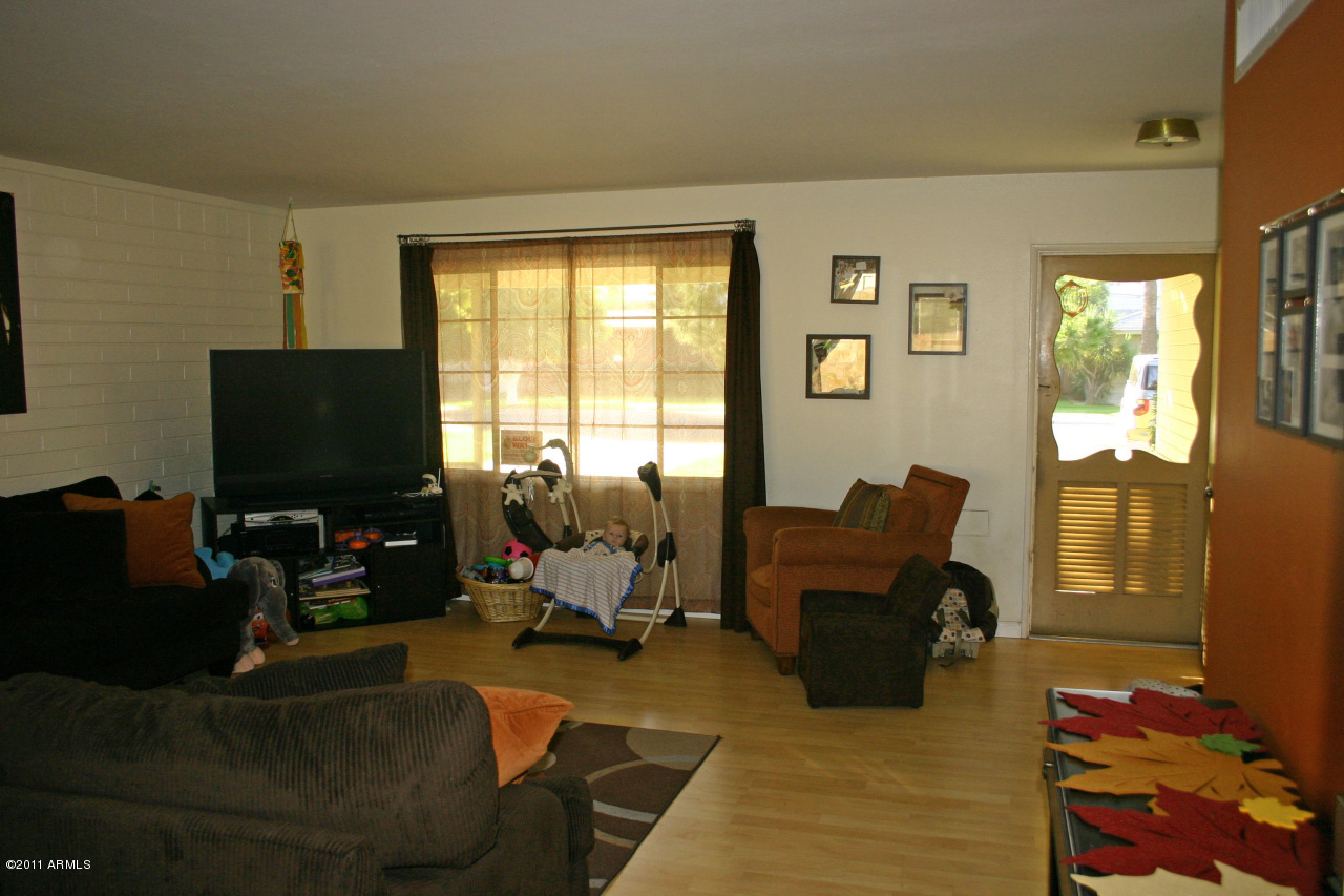 424 West Cheery Lynn Road Phoenix, AZ 85013 - Photo 4 of 14 Living Room