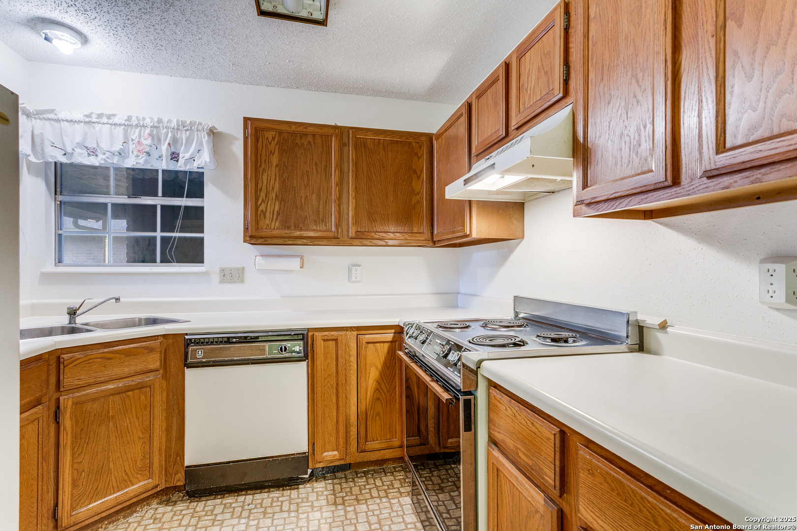 3629 Fox Run Schertz, TX 78108 - Photo 8 of 25 a kitchen with stainless steel appliances granite countertop a sink and cabinets