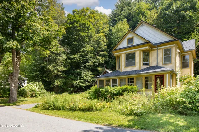 a view of a yard in front of house