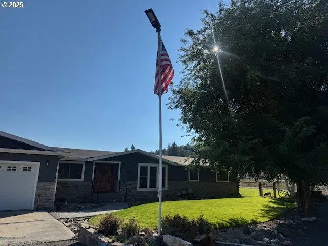 a view of a house with a backyard