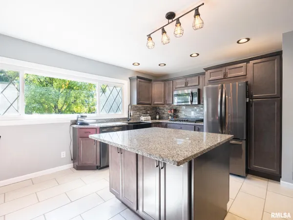 $236,500 | 1833 Highwood Avenue, Pekin, IL 61554