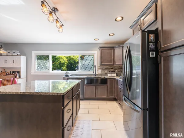 $236,500 | 1833 Highwood Avenue, Pekin, IL 61554