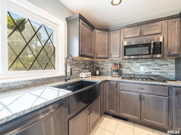 $236,500 | 1833 Highwood Avenue, Pekin, IL 61554