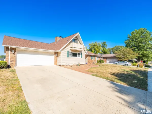 $236,500 | 1833 Highwood Avenue, Pekin, IL 61554