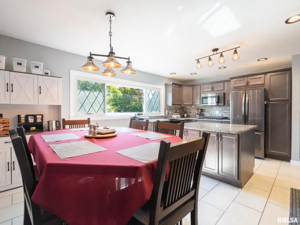 $236,500 | 1833 Highwood Avenue, Pekin, IL 61554