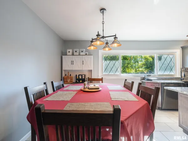 $236,500 | 1833 Highwood Avenue, Pekin, IL 61554