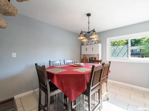 $236,500 | 1833 Highwood Avenue, Pekin, IL 61554