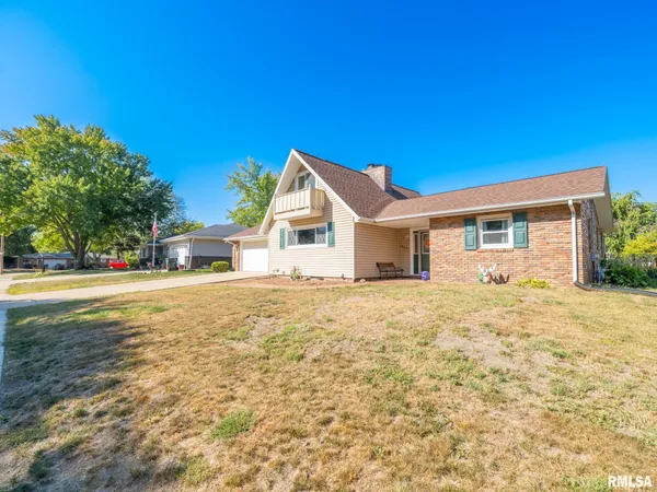 $236,500 | 1833 Highwood Avenue, Pekin, IL 61554