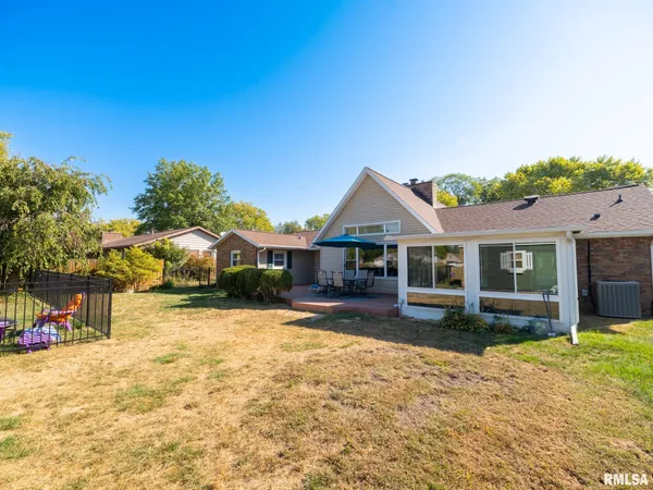 $236,500 | 1833 Highwood Avenue, Pekin, IL 61554