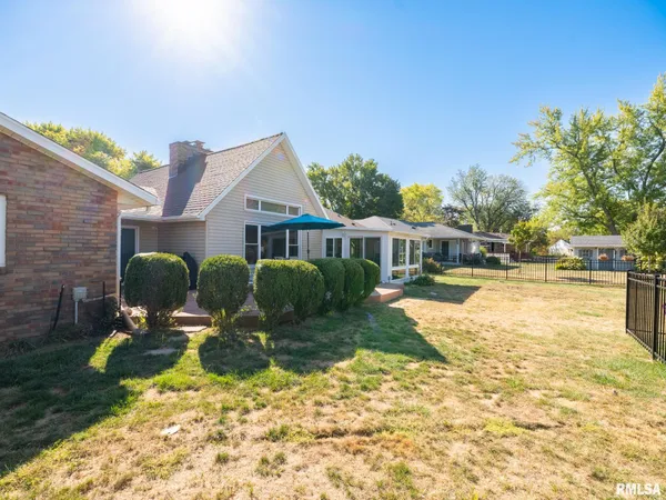 $236,500 | 1833 Highwood Avenue, Pekin, IL 61554