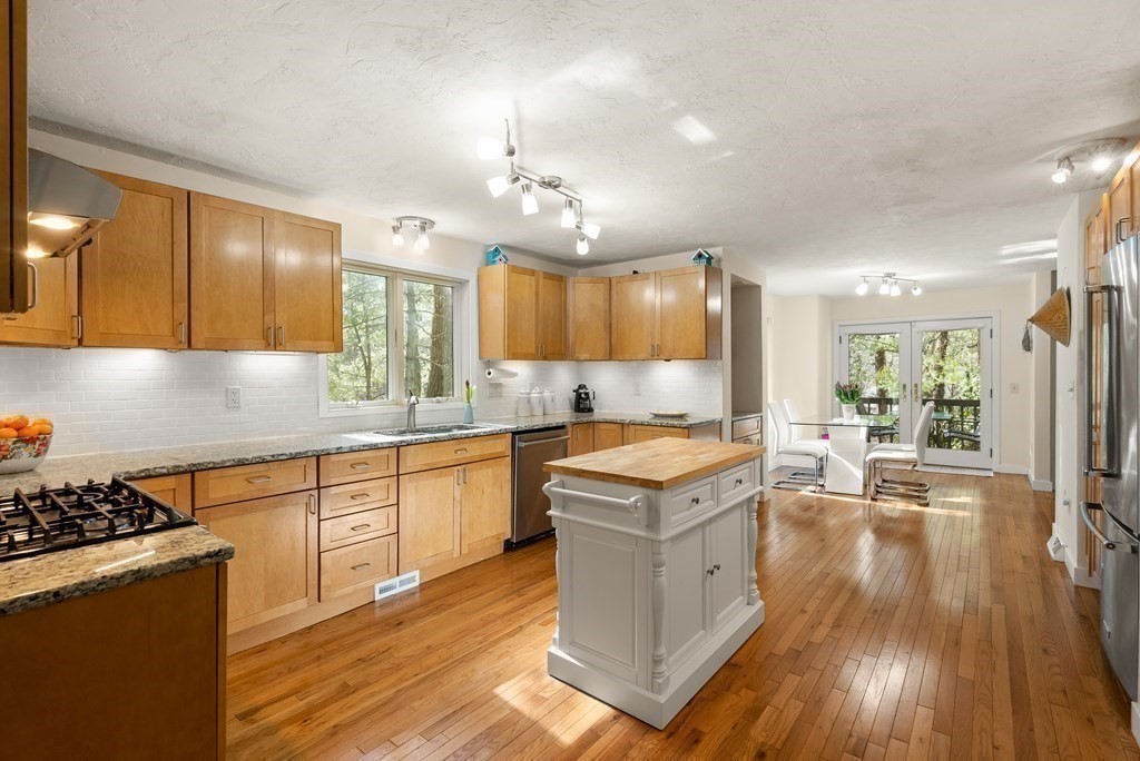 64 Arrowhead Road Weston, MA 02493 - Photo 7 of 30