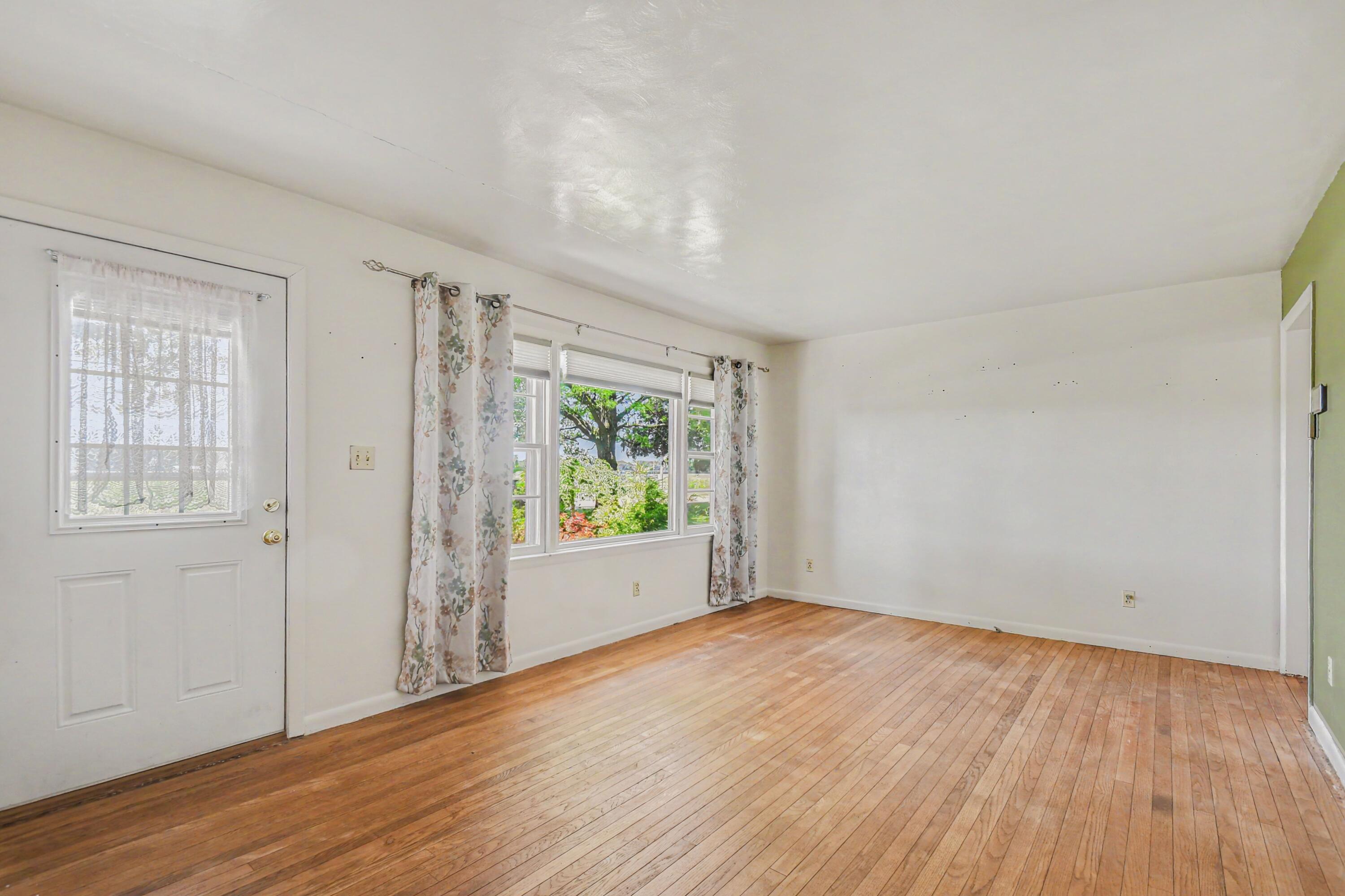 3421 Wyant Road Niles, MI 49120 - Photo 4 of 32 Living Room